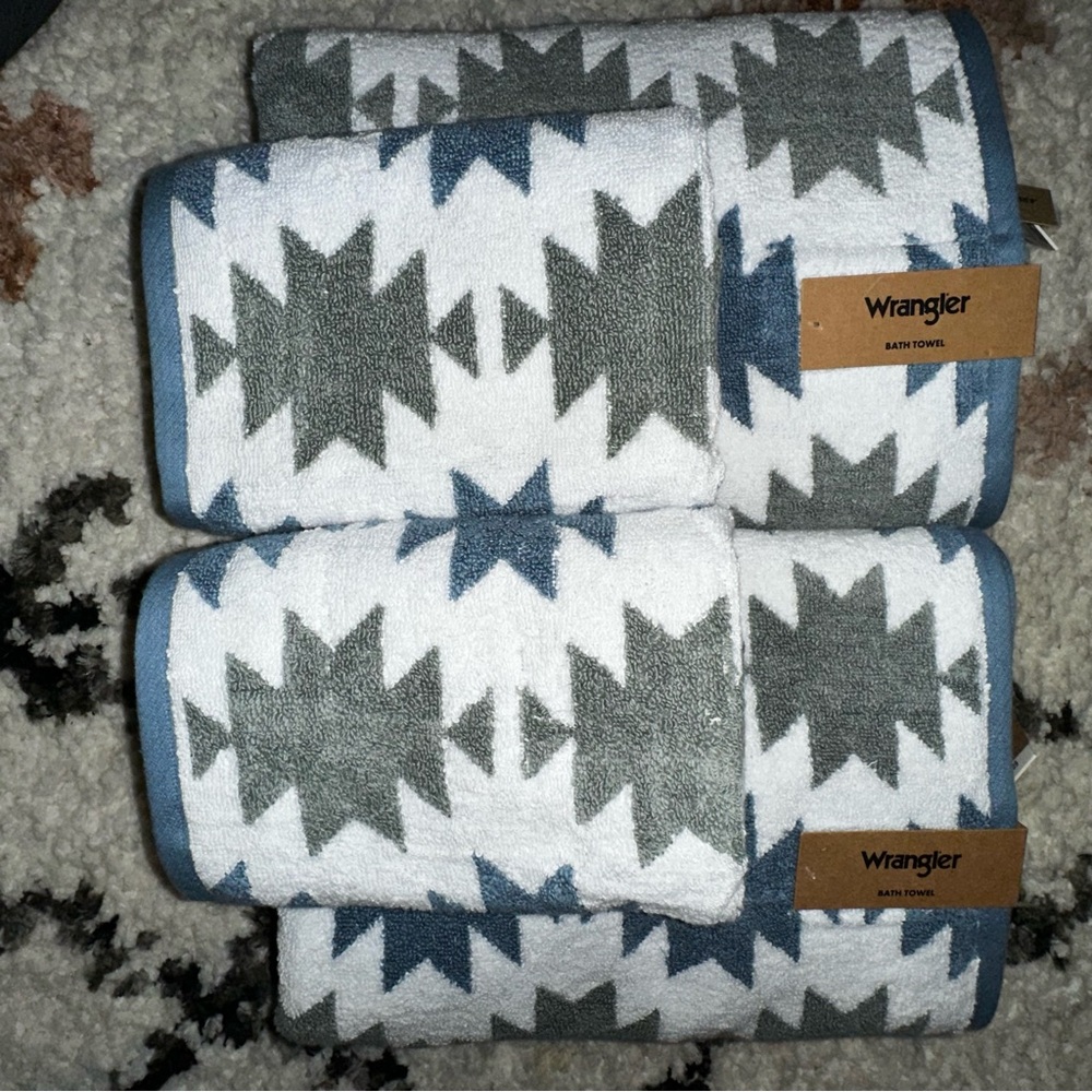 NEW Wrangler Bath Towels White with Sage and Blue Aztec Design 4 Bath & 2 Hand